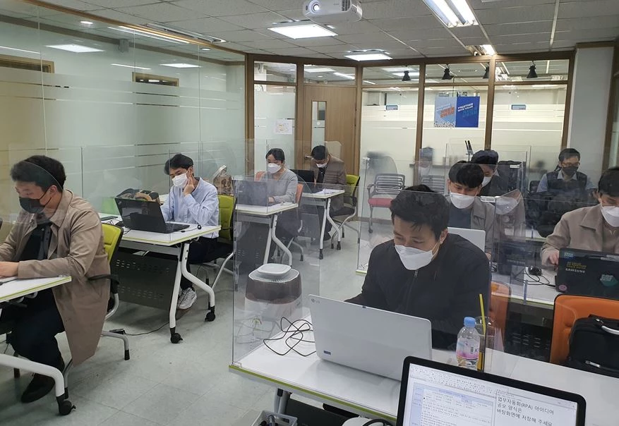 남부발전 직원들이 서울 강남구에 위치한 ㈜에코아이티 본사 교육장에서 RPA 파워유저 교육을 받고 있다. / 사진제공=남부발전