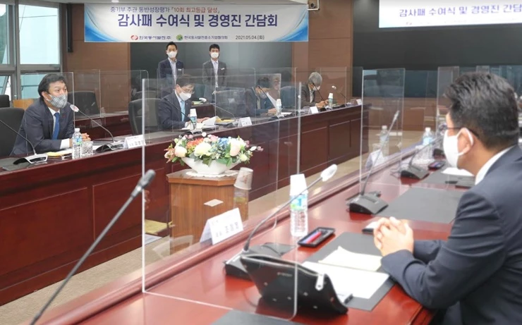 김영문 한국동서발전 사장(맨 왼쪽)이 협력 중소기업 11개사와 소통 간담회를 시행하는 모습. / 사진제공=동서발전