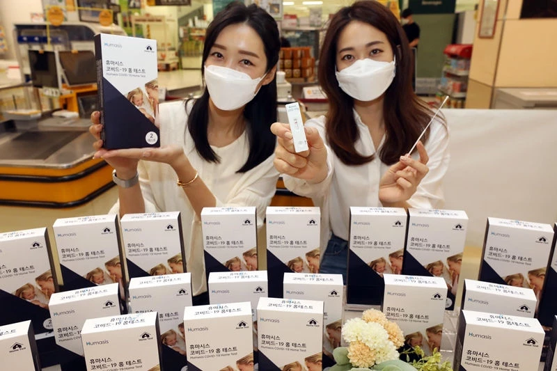 자가검사키트를 들어 보이고 있는 이마트 홍보 모델들