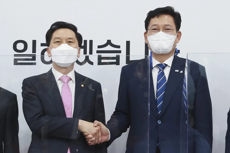 송영길 더불어민주당 신임 대표(오른쪽)가 서울 여의도 국회에서 김기현 국민의힘 당대표 권한대행 겸 원내대표를 만난 모습