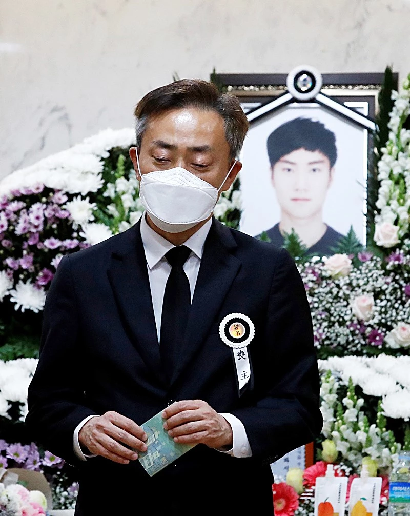 손정민 씨 영정사진과 아버지 손현 씨 / 뉴스1