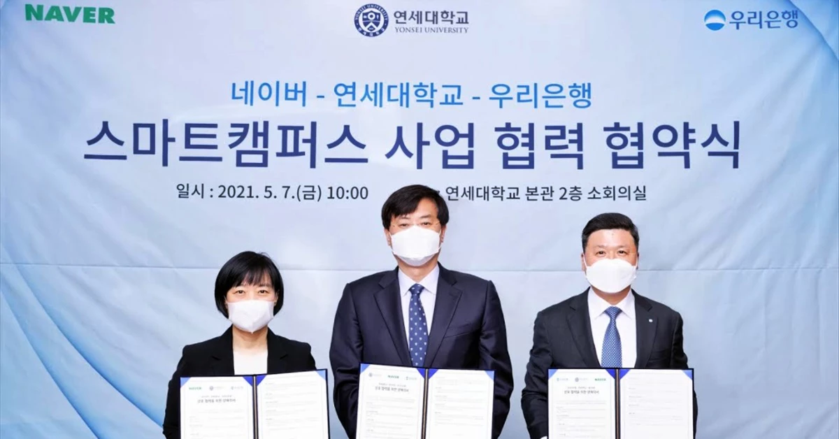 우리은행은 서울시 서대문구 연세대학교 본관에서 네이버, 연세대학교와 ‘스마트캠퍼스 사업 협력 협약식‘을 맺었다. 권광석(오른쪽)우리은행장과, 한성숙(왼쪽) 네이버 대표이사, 서승환(가운데) 연세대학교 총장이 기념촬영을 하고 있다. /우리은행 제공