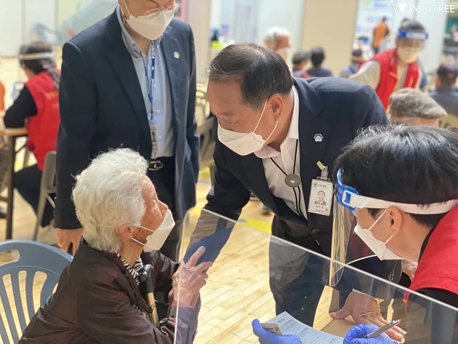 정동균 양평군수(가운데) / 이하 정동균 양평군수 페이스북