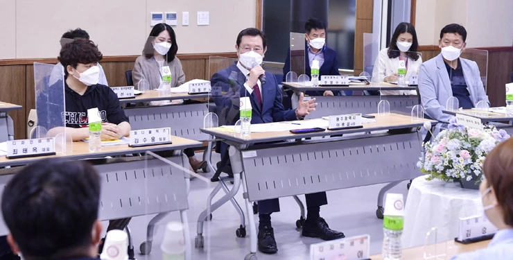 이용섭 광주광역시장이 7일 오후 동구 아이플렉스(I-PLEX)광주를 방문해 청년일자리사업 추진사항을 보고 받은 뒤 입주 업체 대표들의 건의사항을 청취 하며 현장 대화를 하고 있다./광주광역시 제공