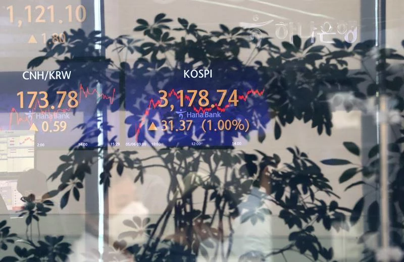 6일 오후 서울 하나은행 명동점 딜링룸 전광판에 코스피가 전 거래일 대비 31.37포인트(1%) 오른 3178.74를 나타내고 있다 / 뉴스1