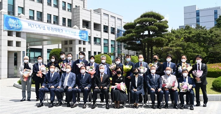 부경대학교 제75주년 개교기념식 전경. 2. 장영수 총장 등 교무위원과 수상자 등 개교기념식 참석자들이 대학본부 앞에서 단체 기념촬영하고 있다. / 사진제공=부경대