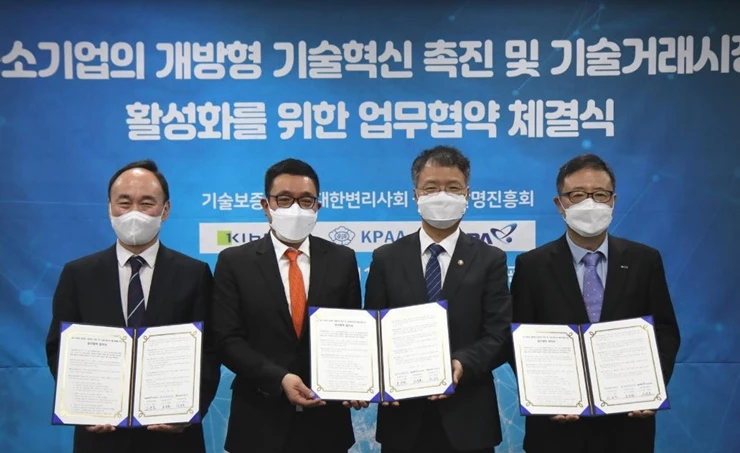 (왼쪽부터) 고준호 한국발명진흥회 부회장, 홍장원 대한변리사회장, 김용래 특허청장, 정윤모 기보 이사장이 협약식 후 기념 촬영을 하고 있다.   / 사진제공=기보