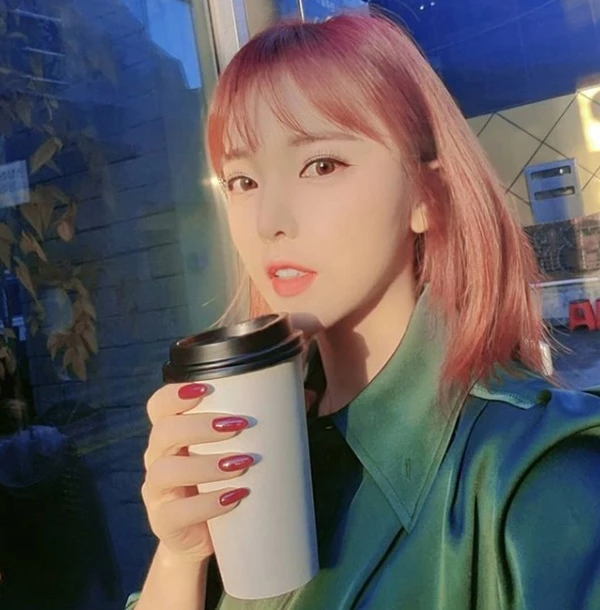 방송에서 이야기 중인 가수 홍진영