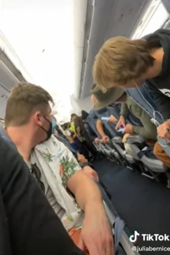탑승객 @juliabernice 틱톡
