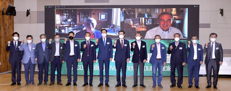 이용섭 광주광역시장이 11일 오전 서구 김대중컨벤션센터 컨벤션동 3층 K스튜디오에서 미국과 온라인 생중계로 진행된 '실리콘밸리 투자유치 라운드테이블' 행사에 참석해 김용집 광주시의회 의장, 문국현·오사마 하사나인 실리콘밸리비즈니스포럼 공동회장, 김신배 POSCO 사외이사 등 내빈들과 기념촬영을 하고 있다./광주광역시 제공