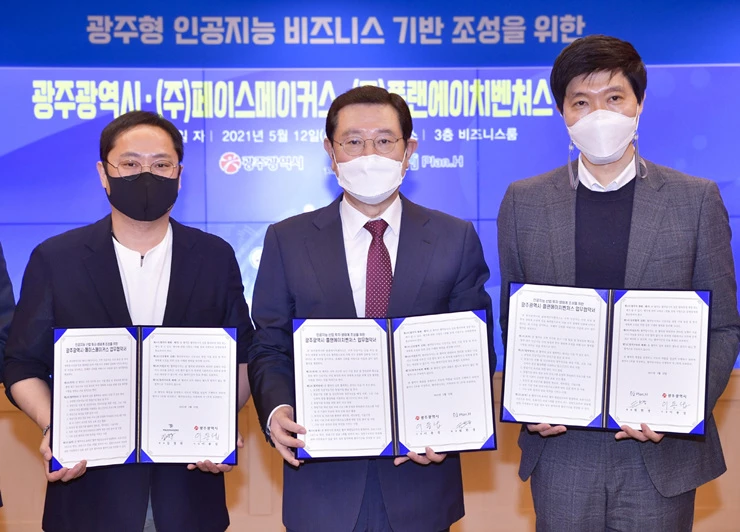 이용섭 광주광역시장이 12일 오후 비즈니스룸에서 ㈜페이스메이커스 김경락 대표, ㈜플랜에이치벤처스 원한경 대표와 광주형 인공지능 비즈니스 기반 조성을 위한 업무협약을 체결하고 있다./광주광역시 제공