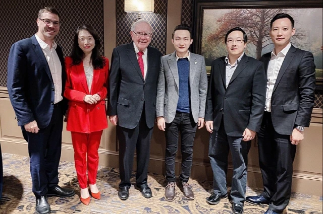 지난해 1월23일 미국 네브래스카 소재 한 클럽에서 워렌 버핏과 저스틴 선의 자선 식사가 진행됐다 / 저스틴 선 트위터