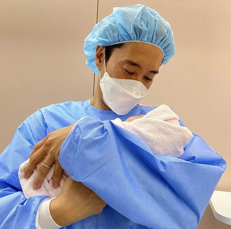 셋째 딸을 안고 있는 배우 신현준 / 신현준 인스타그램