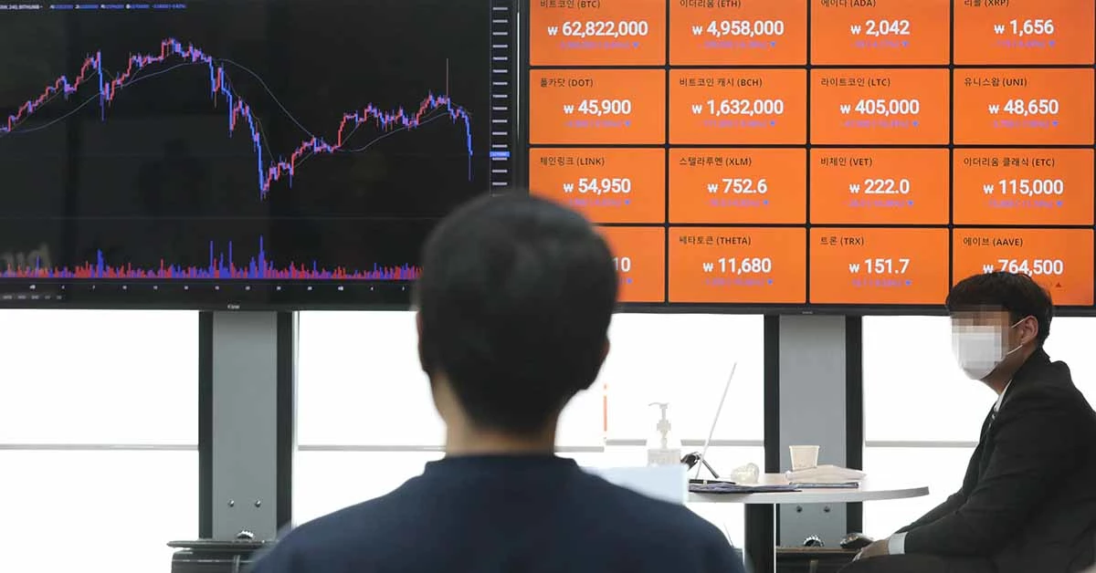 13일 서울 강남구 빗썸 강남센터 라운지에 전광판에 비트코인 시세가 나타내고 있다. 이날 오전(한국시간 기준) 테슬라 최고경영자인 일론 머스크가 자신의 트위터를 통해 자사의 전기차에 비트코인 결제를 중단할 것이라고 밝힘에 따라 비트코인을 비롯한 암호화폐는 전일대비 급락하고 있다. / 뉴스1