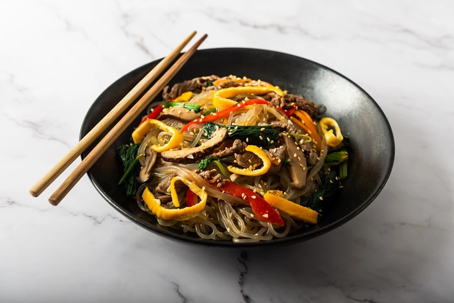 Đĩa Japchae miến trộn đầy màu sắc