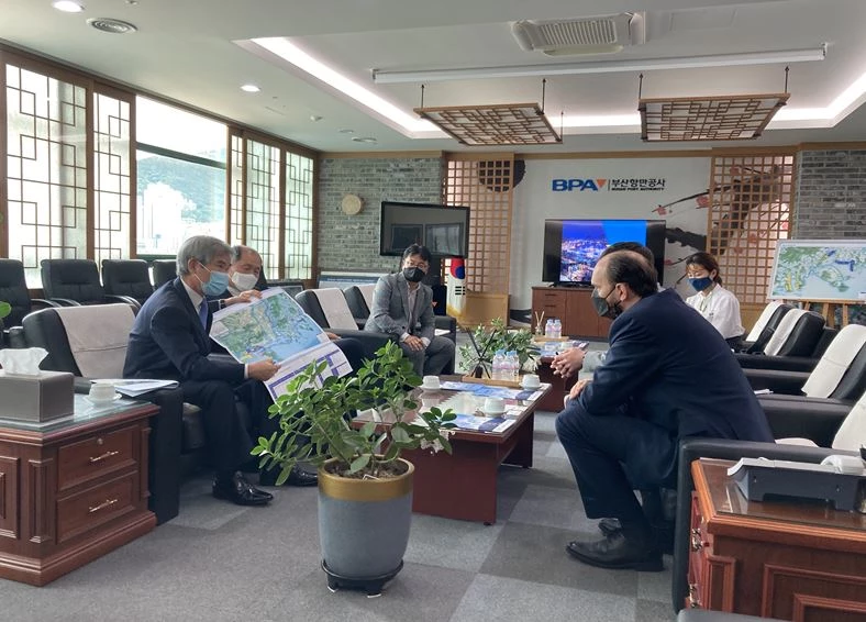 (좌측) 남기찬 부산항만공사 사장, (우측) 아리스 비간츠 주한 라트비아대사 / 사진제공=부산항만공사