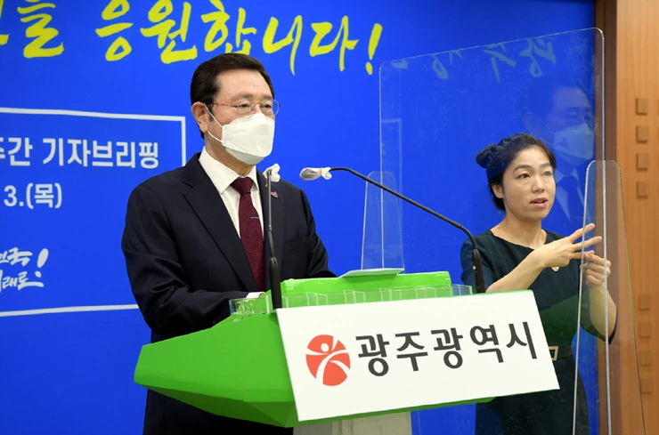 이용섭 광주광역시장이 13일 오전 시청 브리핑실에서 온라인 브리핑을 통해 '청년·청소년 특별주간' 운영의 후속 조치를 발표하고 있다./광주광역시 제공