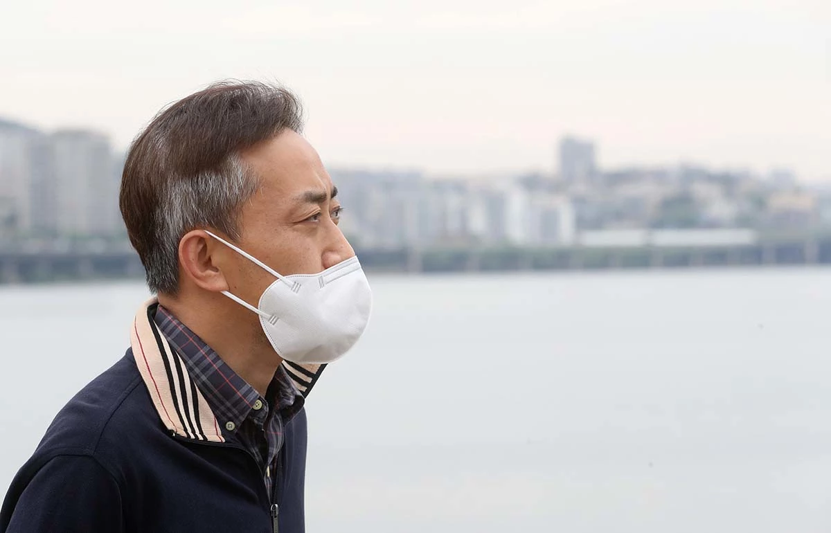 한강 실종 대학생' 고(故) 손정민씨의 아버지가 10일 오후 서울 서초구 반포한강공원 수상택시 승강장 인근에서 취재진과의 인터뷰 도중 생각에 잠겨 있다. / 뉴스1
