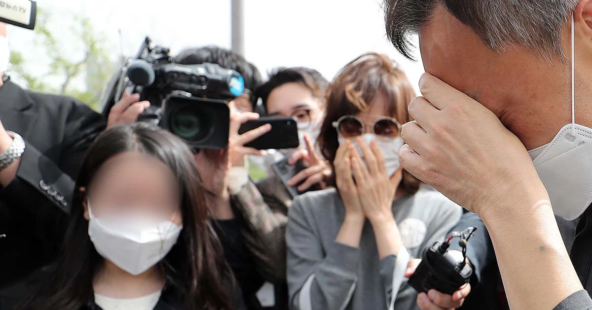 고 손정민 군의 아버지 손현씨가 어버이날인 8일 오후 서울 서초구 반포한강공원 택시승강장 앞에서 아들의 그림을 선물로 받은 후 눈물을 흘리고 있다. / 뉴스1