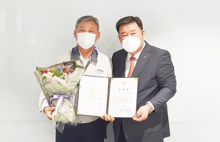 왼쪽부터 중흥토건 이경호 대표이사, 대한전문건설협회 전라남도회 고성수 회장