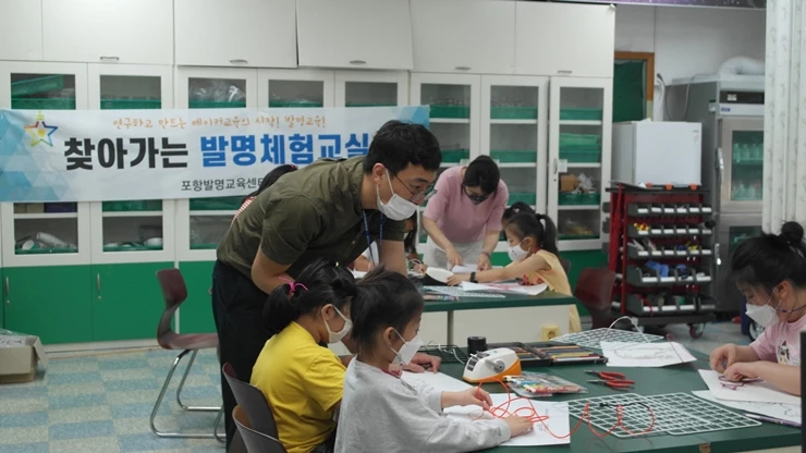 쾌거 경북 발명교육 전국최고 입증하다(포항발명교육센터 과학교사가 학생을 지도하고 있다) / 경북교육청