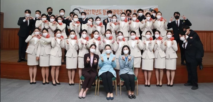 와이즈유 영산대 항공관광학과가 지난12일 해운대캠퍼스 CCC홀에서 제3회 윙수여식을 진행하고 기념촬영을 하고 있다. / 사진제공=영산대