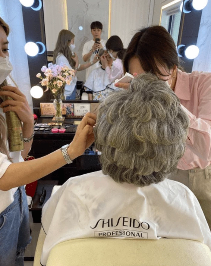 거울 셀카 찍은 유재환 / 유재환 인스타그램