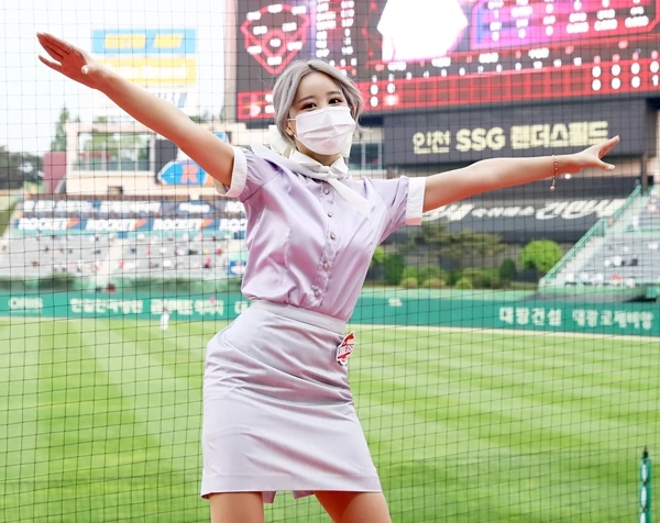 승무원 복장을 한 SSG 랜더스 치어리더 / 이하 SSG 랜더스