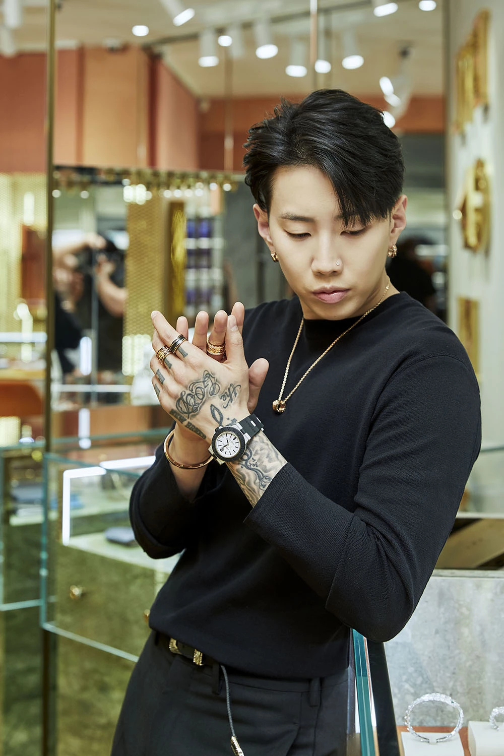 “힙의 끝판왕” 갤러리아 명품관 웨스트 불가리 찾은 AOMG