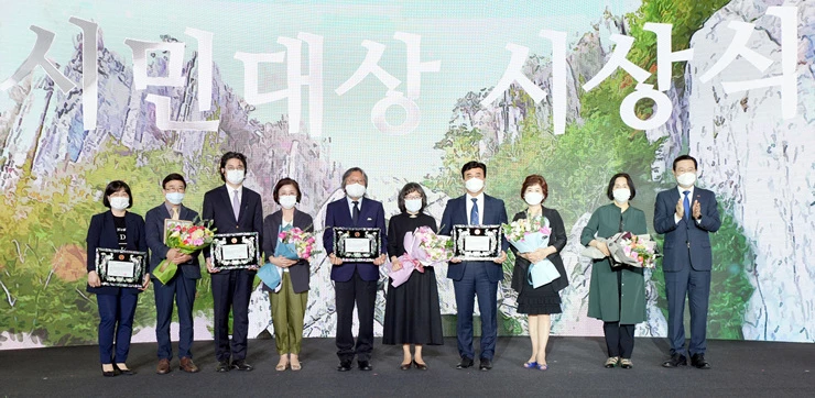 이용섭 광주광역시장이 21일 오전 시청 시민홀에서 열린 제56회 광주시민의 날 기념식에 참석해 시민대상 수상자들에게 시상을 한 후 기념촬영을 하고 있다./광주광역시 제공