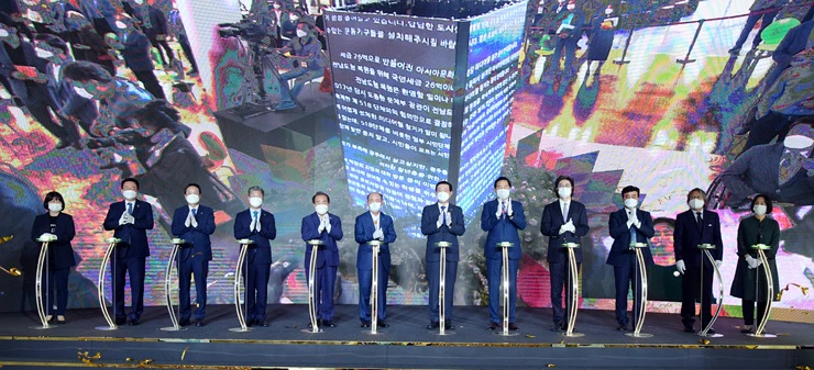 이용섭 광주광역시장이 21일 오전 시청 시민홀에서 열린 제56회 광주시민의 날 기념식에 참석해 참석내빈 및 시민들과 함께 '전환의 탑'을 향해 버튼을 작동하는 퍼포먼스를 한 후 기념촬영을 하고 있다./광주광역시 제공