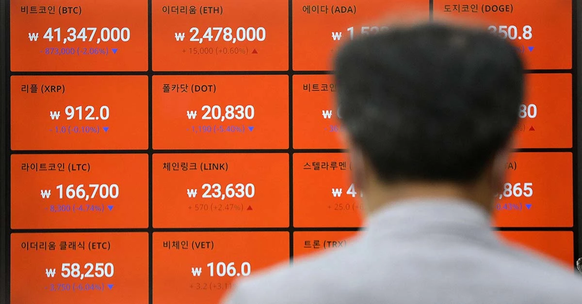 24일 서울 강남구 빗썸 강남센터 라운지에 비트코인을 비롯한 암호화폐(가상화폐) 시세가 나타내고 있다. 중국 당국이 암호화폐 규제방침을 재천명하고 미국 정부가 1만 달러 이상의 암호화폐 거래를 과세당국에 반드시 신고하도록 규제안이 나오면서 암호화폐는 급락하고 있다. / 뉴스1