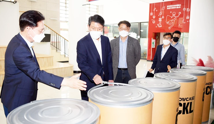 조인철 광주광역시 문화경제부시장이 24일 오후 광주영상복합문화관을 방문해 2021년 ICT이노베이션스퀘어 확산사업 추진현황을 보고 받은 후 현장을 점검하고 있다./광주광역시 제공