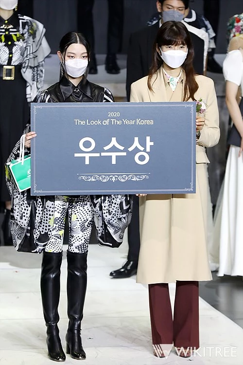 '2020 더룩오브더이어 코리아' 우수상 정인우 씨가 동덕여대 모델과 박순희 학과장과 기념 촬영을 하고 있다 / 위키트리 전성규 기자