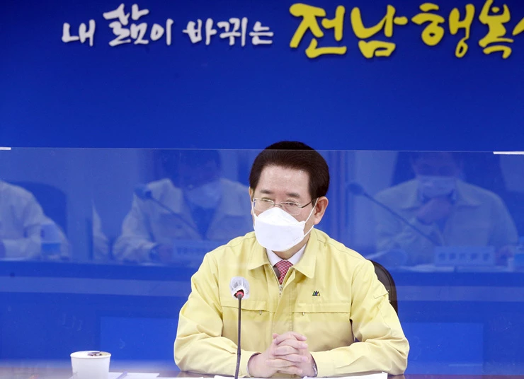 김영록 전라남도지사가 25일 오전 도청 서재필실에서 실국장 정책회의를 주재하고 있다.  / 전남도