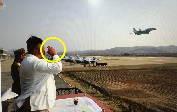 김정은 국무위원장의 경례 / 뉴스1