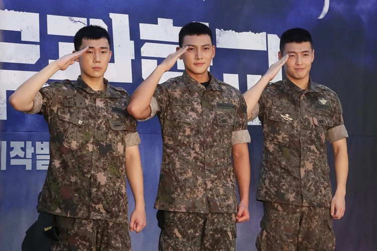 제대로 된 경례 자세를 보여주는 연예인들 / 연합뉴스