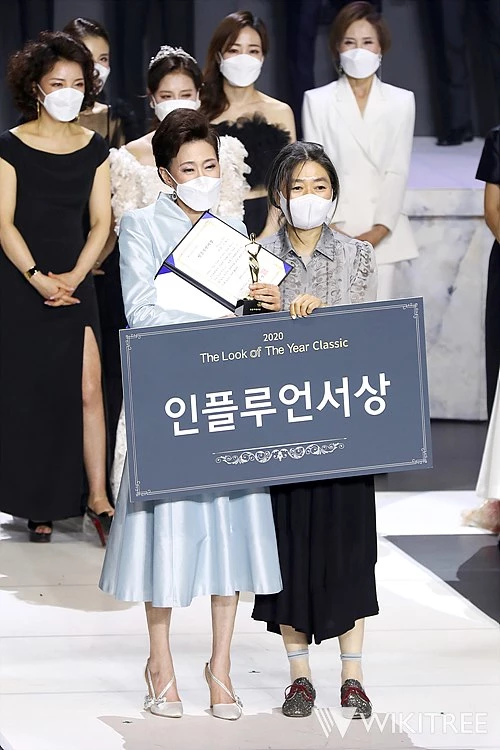 지난 22일 열린 '2020 더룩오브더이어 클래식 모델 선발대회'에서 인플루언서상을 수상한 이행숙 씨가 위키트리 김행 부회장과 기념 촬영을 하고 있다 / 위키트리 전성규 기자
