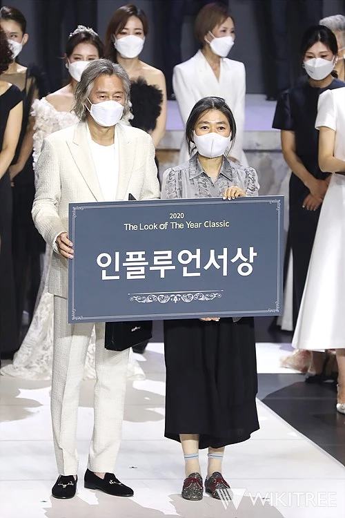 지난 22일 열린 '2020 더룩오브더이어 클래식 모델 선발대회'에서 인플루언서상을 수상한 이성근 씨가 위키트리 김행 부회장과 기념 촬영을 하고 있다 / 위키트리 전성규 기자