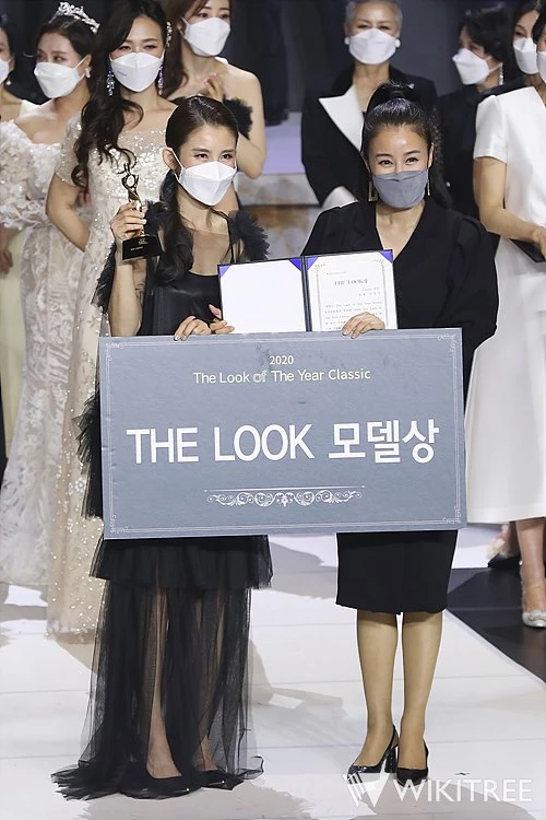 지난 22일 열린 '2020 더룩오브더이어 클래식 모델 선발대회'에서 더룩 모델상을 수상한 이옥주 씨가 이하진 운영위원장과 기념 촬영을 하고 있다 / 위키트리 전성규 기자