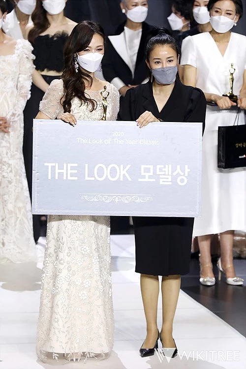 지난 22일 열린 '2020 더룩오브더이어 클래식 모델 선발대회'에서 더룩 모델상을 수상한 채희경 씨가 이하진 운영위원장과 기념 촬영을 하고 있다   / 위키트리 전성규 기자