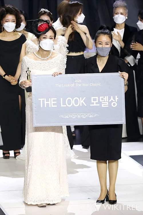 지난 22일 열린 '2020 더룩오브더이어 클래식 모델 선발대회'에서 더룩 모델상을 수상한 김사라 씨가 이하진 운영위원장과 기념 촬영을 하고 있다 / 위키트리 전성규 기자