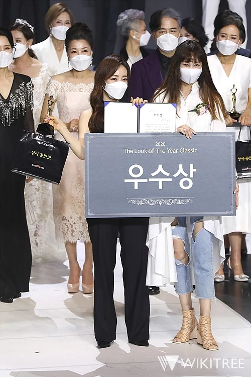 지난 22일 열린 '2020 더룩오브더이어 클래식 모델 선발대회'에서 우수상을 수상한 민재원 씨가 모델 겸 영화배우 박영선과 기념 촬영을 하고 있다 / 위키트리 전성규 기자