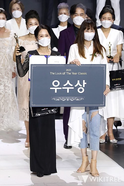 지난 22일 열린 '2020 더룩오브더이어 클래식 모델 선발대회'에서 우수상을 수상한 정혜숙 씨가 모델 겸 영화배우 박영선과 기념 촬영을 하고 있다 / 위키트리 전성규 기자