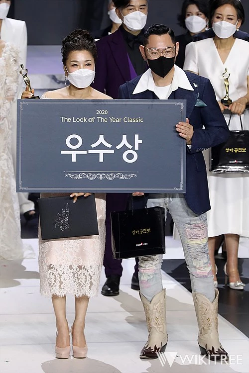 지난 22일 열린 '2020 더룩오브더이어 클래식 모델 선발대회'에서 우수상을 수상한 문혜원 씨가 모델 노충량 씨와 기념 촬영을 하고 있다 / 위키트리 전성규 기자