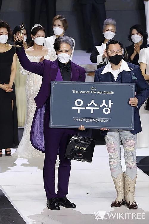 지난 22일 열린 '2020 더룩오브더이어 클래식 모델 선발대회'에서 우수상을 수상한 박종문 씨가 모델 노충량 씨와 기념 촬영을 하고 있다 / 위키트리 전성규 기자