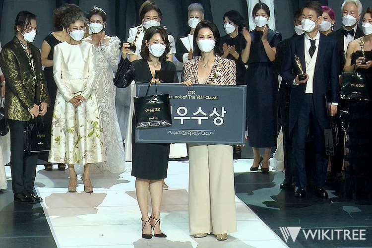 지난 22일 열린 '2020 더룩오브더이어 클래식 모델 선발대회'에서 최우수상을 수상한 이지은 씨가 김동수 한국모델콘텐츠학회장과 기념 촬영을 하고 있다 / 위키트리 전성규 기자