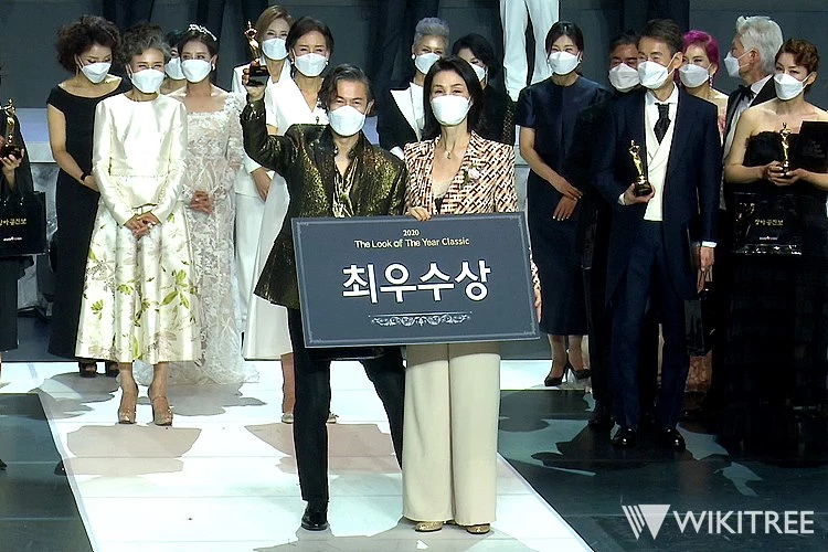 지난 22일 열린 '2020 더룩오브더이어 클래식 모델 선발대회'에서 최우수상을 수상한 박상호 씨가 김동수 한국모델콘텐츠학회장과 기념 촬영을 하고 있다 / 위키트리 전성규 기자