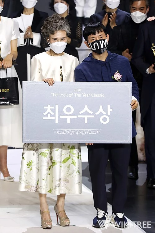 지난 22일 열린 '2020 더룩오브더이어 클래식 모델 선발대회'에서 최우수상을 수상한 차안나 씨가 카루소 장광효 대표와 기념 촬영을 하고 있다 / 위키트리 전성규 기자