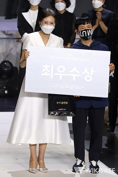 지난 22일 열린 '2020 더룩오브더이어 클래식 모델 선발대회'에서 최우수상을 수상한 정연아 씨가 카루소 장광효 대표와 기념 촬영을 하고 있다 / 위키트리 전성규 기자